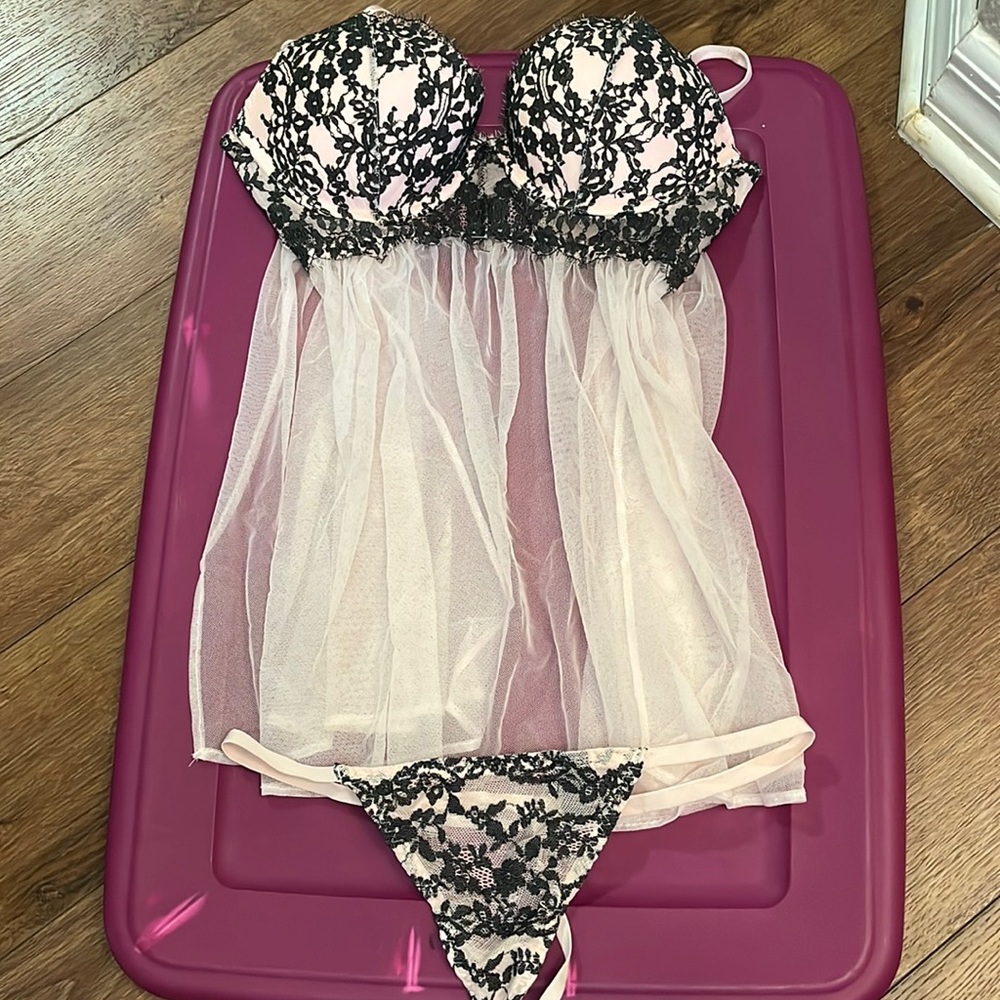 Victoria’s Secret 32D lingerie set